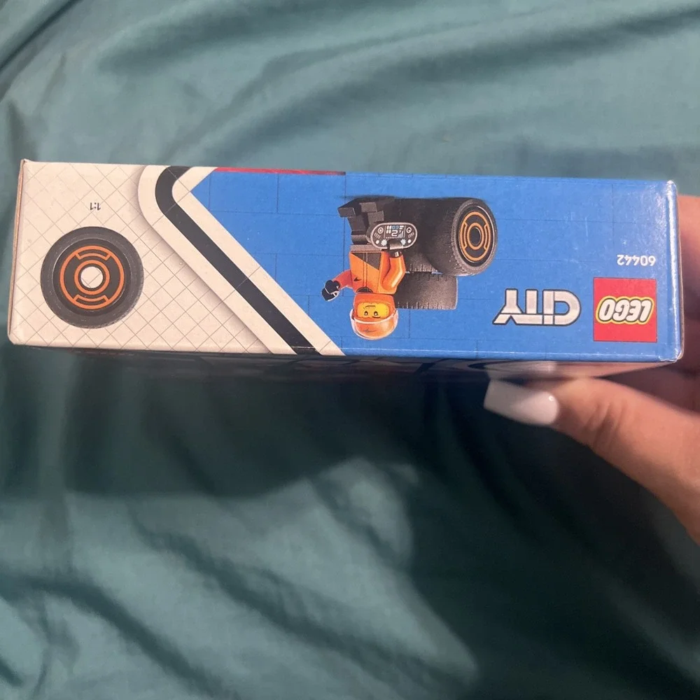 BRAND NEW in‎ box LEGO City: F1® Driver with McLaren Race Car  60442